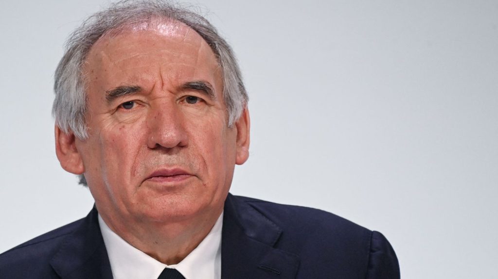 Nomination du Premier ministre : LFI déposera une motion de censure en cas de nomination de François Bayrou