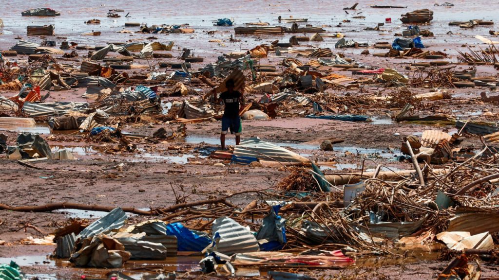 L’UE se mobilise pour Mayotte ravagée par le cyclone alors que Macron riposte aux foules en colère