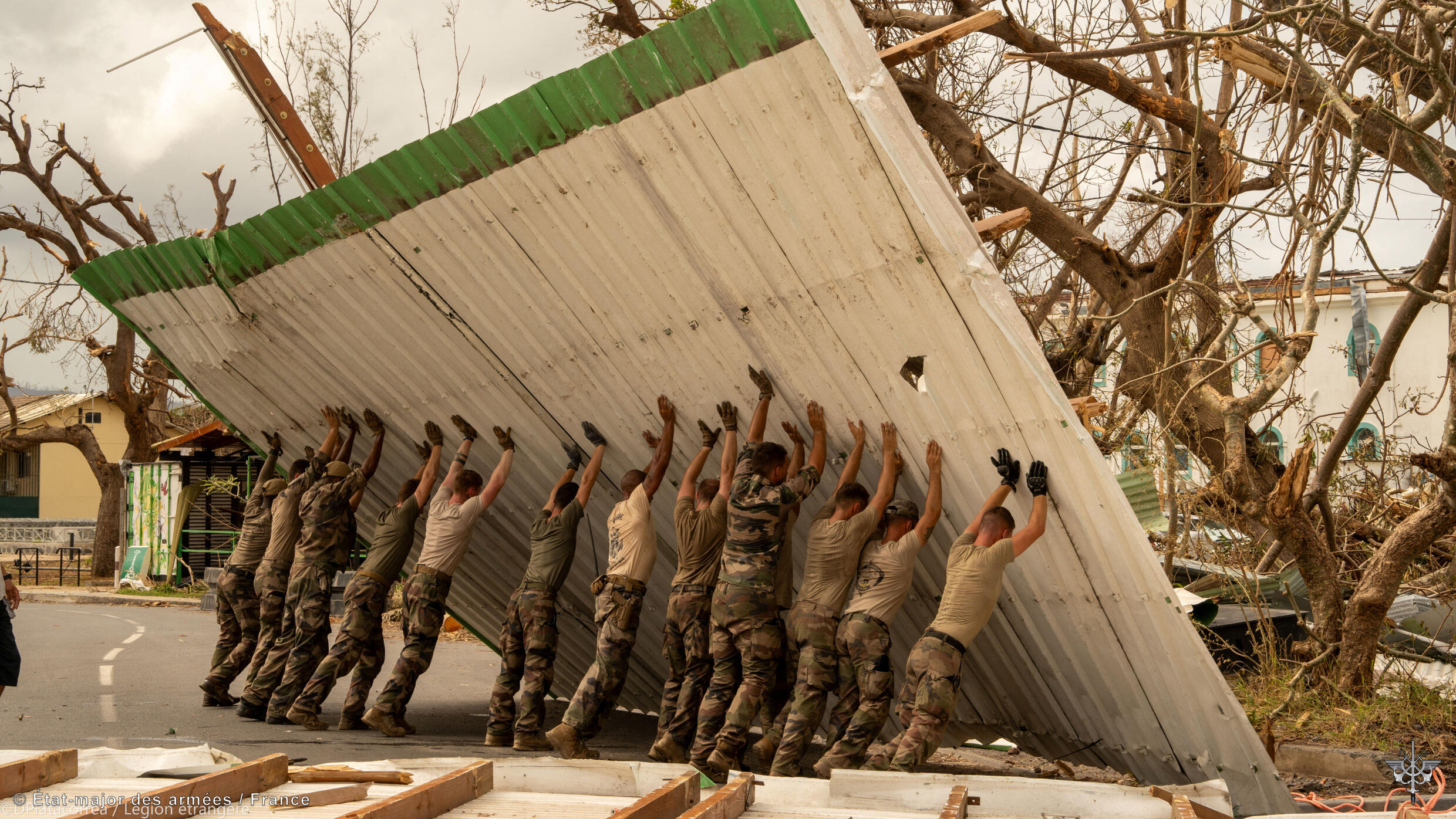 Des soldats français s'efforcent de dégager une route à la suite du cyclone Chido, à Mayotte.