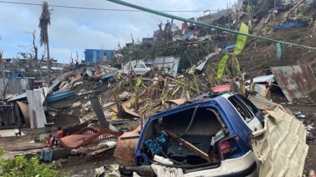 La France envoie de hauts ministres pour évaluer les dégâts du cyclone à Mayotte