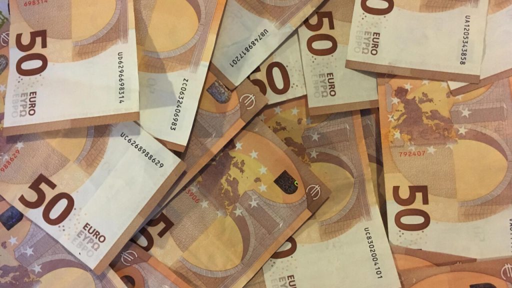 La France est confrontée à des coûts d’emprunt plus élevés alors que sa note de crédit est doublement touchée
