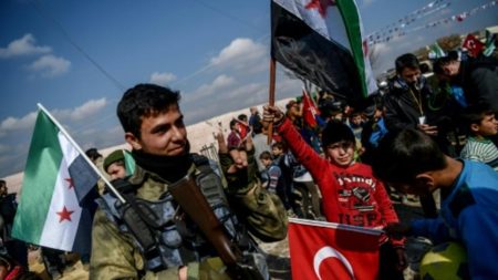 La Turquie intensifie son action militaire contre les Kurdes en Syrie alors que le pouvoir change