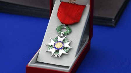 La crise politique en France retarde l'annonce de la liste de la Légion d'honneur du nouvel an