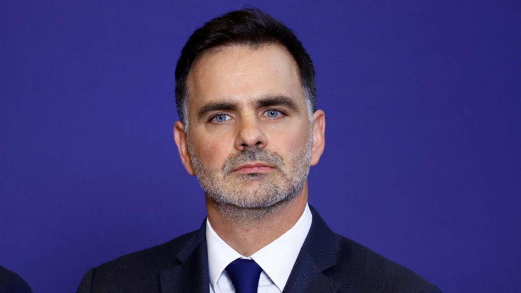 Le gouvernement français sortant présentera un budget « spécial » pour éviter la fermeture