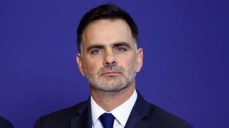 Le gouvernement français sortant présentera un budget « spécial » pour éviter la fermeture