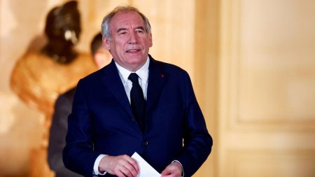 Le nouveau Premier ministre français critiqué pour avoir présidé une réunion publique alors que Mayotte est sous le choc du cyclone