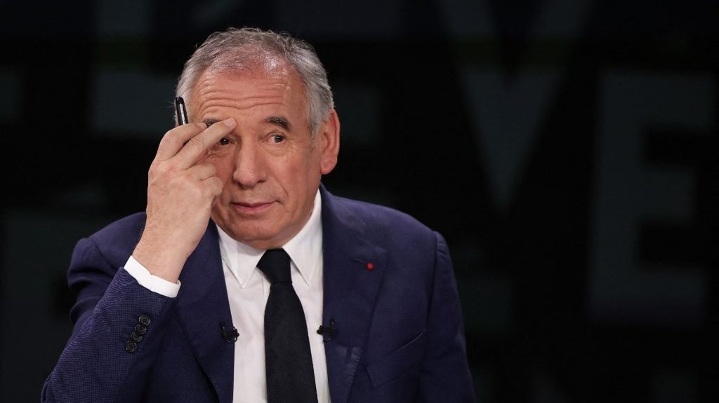 "Ca va être très compliqué" : pourquoi le nouveau gouvernement de François Bayrou se place à nouveau "dans les griffes du RN"
