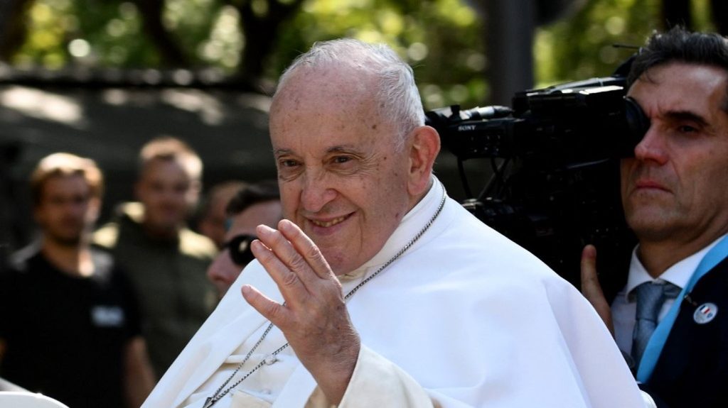 Le pape François, le cardinal Bustillo et le président Macron... L'enjeu politique derrière l'aspect religieux de la visite papale en Corse