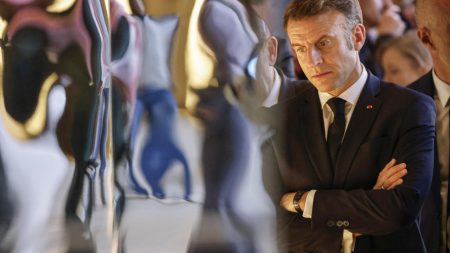 Le suspense monte alors que Macron se prépare à dévoiler le nouveau Premier ministre français