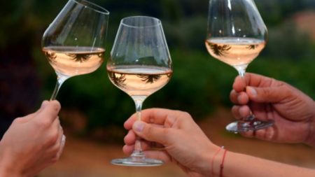 Les esprits festifs bouillonnent alors que la consommation d’alcool toute l’année diminue en France