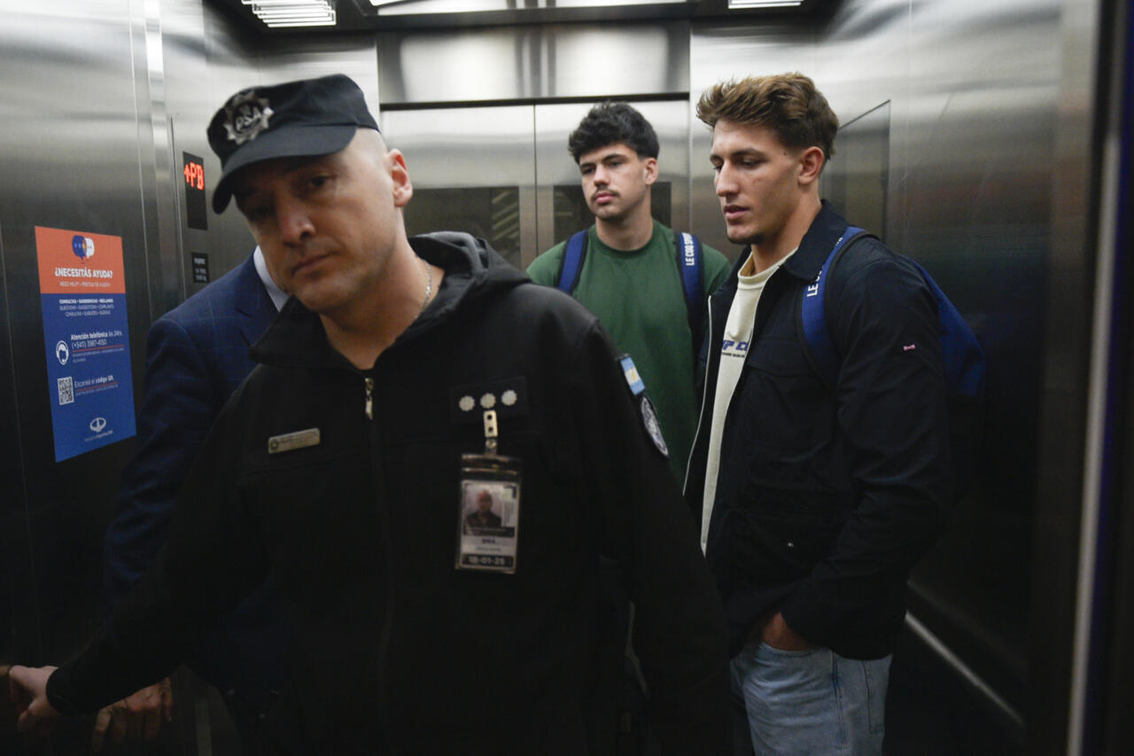 Les joueurs de rugby français Oscar Jegou, à droite, et Hugo Auradou, au centre, se tiennent dans un ascenseur de l'aéroport de Buenos Aires, en Argentine, le mardi 3 septembre 2024.