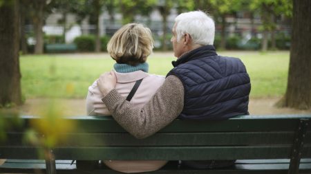 Les seniors français vivent plus longtemps et ouvrent la voie en matière de qualité de vie