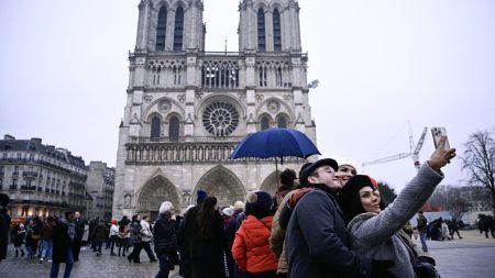 Les touristes reviennent à Paris post-olympique pour les vacances d'hiver