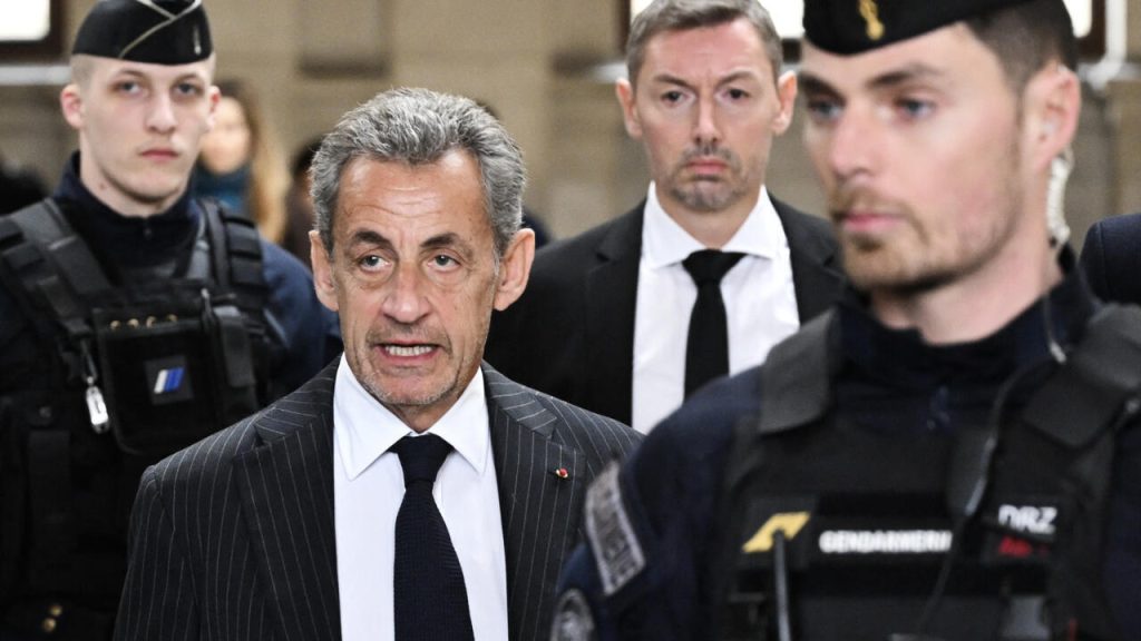 L'ex-président Sarkozy portera une étiquette électronique alors que le tribunal confirme sa condamnation pour corruption
