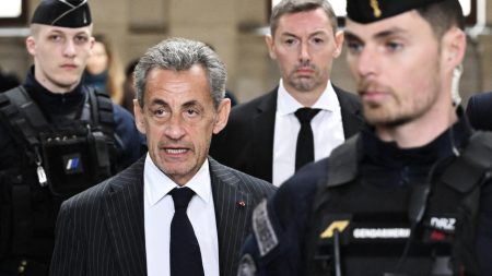 L'ex-président Sarkozy portera une étiquette électronique alors que le tribunal confirme sa condamnation pour corruption