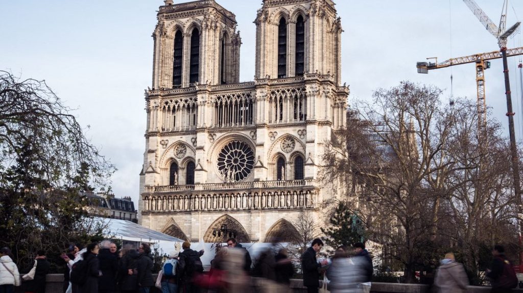 Restauration de Notre-Dame : les louanges de la presse étrangère

          La réouverture de Notre-Dame de Paris, après cinq ans de travaux, est un événement mondial qui sera scruté de près. La venue de Donald Trump, président élu mais pas encore en fonction, témoigne de l'attachement des Américains à la cathédrale.