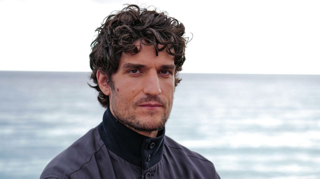:
    le dernier publié



  

    
      
    
    
    Louis Garrel incarne l’écrivain et pilote Antoine de Saint-Exupéry : "Il a attaché des voiles à son vélo en espérant qu’il décolle et il n'a jamais décollé"

          Tous les jours, une personnalité s'invite dans le monde d'Élodie Suigo. Mercredi 11 décembre 2024 : le comédien et réalisateur Louis Garrel. Il est à l'affiche du film "Saint-Ex" de Pablo Agüero aux côtés de Diane Kruger et Vincent Cassel.
    
    
          Diffusé le 11/12