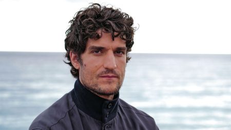 :
    le dernier publié



  

    
      
    
    
    Louis Garrel incarne l’écrivain et pilote Antoine de Saint-Exupéry : "Il a attaché des voiles à son vélo en espérant qu’il décolle et il n'a jamais décollé"

          Tous les jours, une personnalité s'invite dans le monde d'Élodie Suigo. Mercredi 11 décembre 2024 : le comédien et réalisateur Louis Garrel. Il est à l'affiche du film "Saint-Ex" de Pablo Agüero aux côtés de Diane Kruger et Vincent Cassel.
    
    
          Diffusé le 11/12