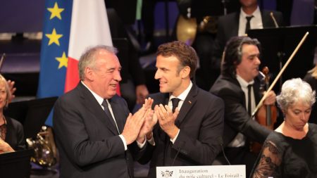 :
    Édito



  

    
      
    
      

  

  
    Petites phrases et enfantillages... Les débuts tendus de la cohabitation entre Emmanuel Macron et François Bayrou

          Le Premier ministre et le président de la République ne semblent pas toujours être sur la même longueur d'onde. En pratique l'un et l'autre ne peuvent se permettre d'échouer.