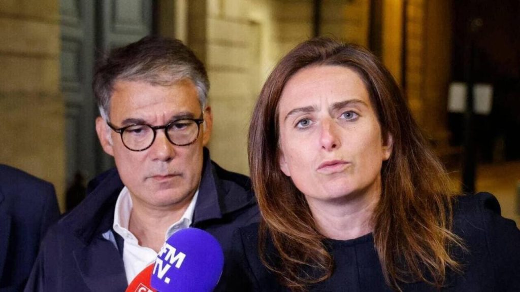 Macron appelle à des négociations d'unité alors que le départ de Barnier déclenche une crise politique