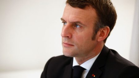 Macron : présentation des vœux 2025 aux Français pour la huitième fois. Emmanuel Macron va présenter pour la huitième fois ses vœux aux Français
L'exercice est parfois sans grand enjeu mais pas mardi soir avec cette question pour Emmanuel Macron : comment se positionner en cette année 2025 ?