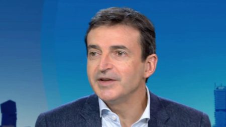 Nouveau gouvernement : "Emmanuel Macron reste au centre du jeu", affirme Emmanuel Rivière, politologue