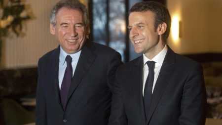 Macron revient dans l'incertitude politique après sa visite à Mayotte et en Afrique de l'Est