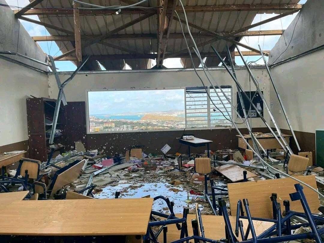 Cette photographie montre une salle de classe de l'école primaire Cavani détruite dans la capitale Mamoudzou le 14 décembre 2024 après que le cyclone Chido a frappé Mayotte, territoire français de l'océan Indien.