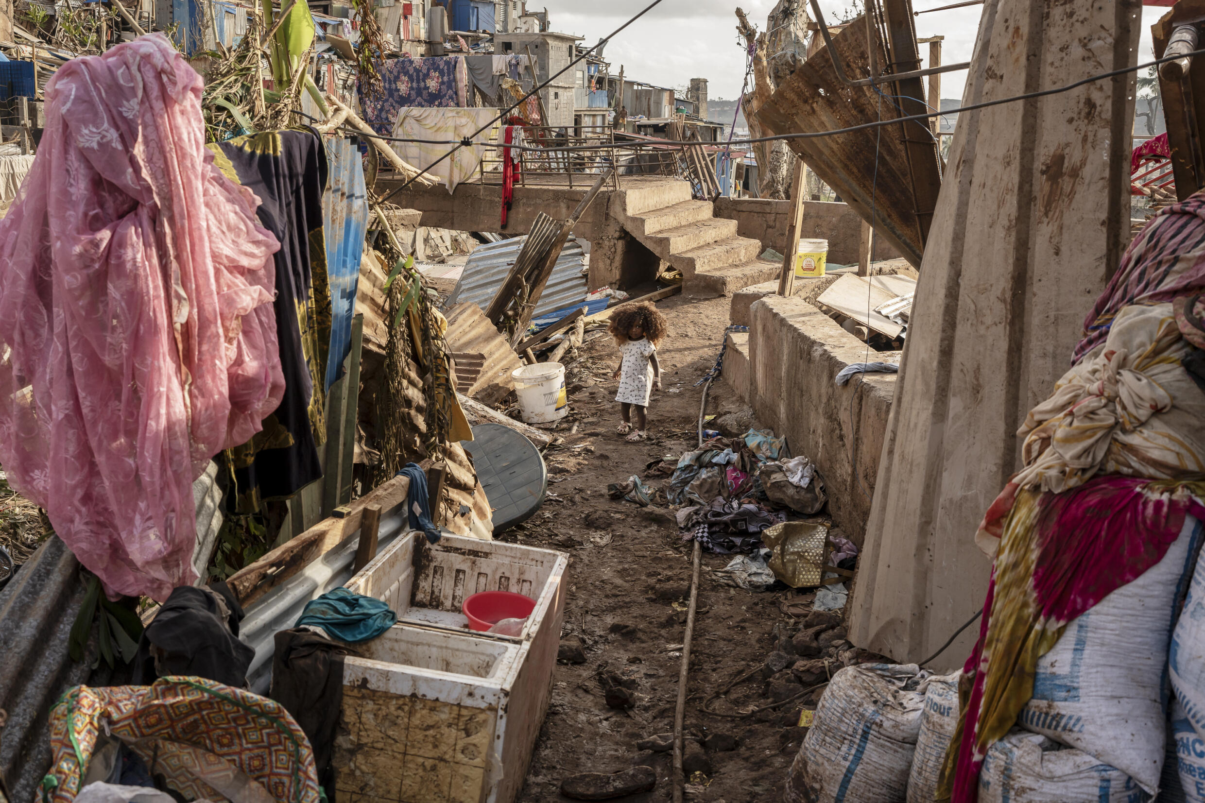 Une jeune fille se promène dans le quartier Kaweni de Mamoudzou le jeudi 19 décembre 2024.