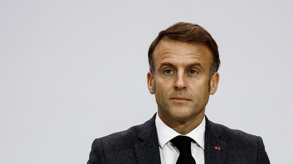 Que souhaite faire Emmanuel Macron après la chute du gouvernement ?