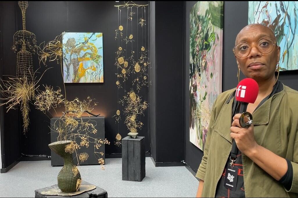 L'artiste française Florence Gossec avec ses sculptures en laiton à la foire d'art AKAA à Paris.