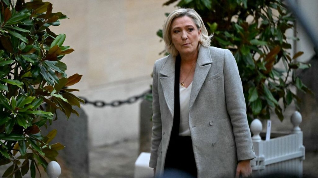 Gouvernement de François Bayrou : pour Marine Le Pen, "le peuple" choisira une "nouvelle voie" dans "quelques mois"