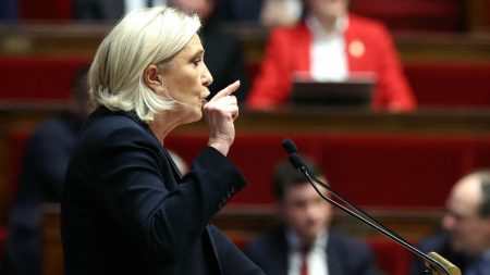 Marine Le Pen : le RN votera pour censurer un « budget du pire » et faire tomber le gouvernement :
Vidéo
"La politique du pire serait de ne pas censurer un tel budget" : Marine Le Pen confirme le vote du RN pour faire tomber un gouvernement "d'apparence"