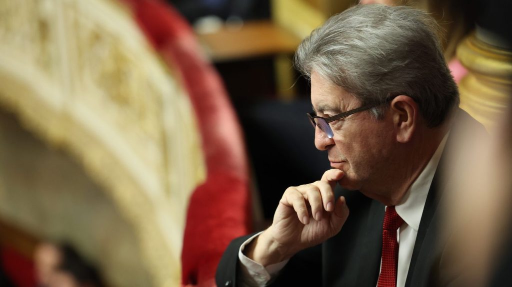 Loin des consultations à l'Élysée, Jean-Luc Mélenchon fait campagne pour "faire partir monsieur Macron"

          Le leader insoumis, qui appelle ses alliés du Nouveau Front populaire à revenir "à la raison et à la maison", veut prprovoquer une présidenteille anticipée.