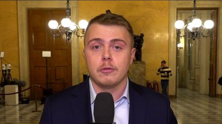 Menace de censure : Louis Boyard (LFI) critique Michel Barnier sur la création de majorités Menace de censure : "Cette situation est absolument aberrante, on nous disait que Michel Barnier réussirait à créer des majorités", pointe Louis Boyard, député LFI