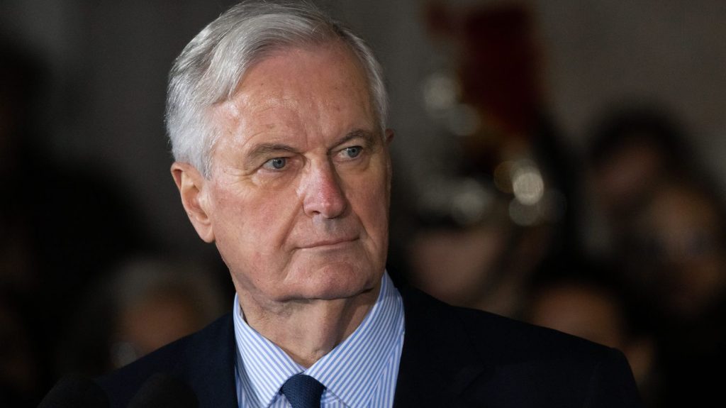 Après son départ de Matignon, que compte faire Michel Barnier ?

          Pendant que le nouveau Premier ministre François Bayrou consulte avant de constituer son gouvernement, Michel Barnier reprend le cours de sa vie. Après la passation de pouvoir, il réfléchit déjà à la suite.