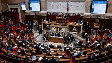 Motion de censure : Assemblée nationale en crise sur le budget de la Sécurité sociale Menace de motion de censure : le naufrage de l’Assemblée nationale
L'Assemblée nationale se prononce lundi sur budget de la Sécurité sociale, avec la possibilité d'un recours au 49.3 et déjà la perspective d'une motion de censure de la part de la gauche et du Rassemblement national. Le renouveau du parlementarisme, espéré après les législatives anticipées, n'a pas vu le jour.