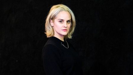:
    le dernier publié



  

    
      
    
      

  

  
    
    "J'aime bien mettre du sens dans ce que je fais" : Noémie Merlant sort son deuxième film "Les femmes au balcon"

          Tous les jours, une personnalité s'invite dans le monde d'Élodie Suigo. Vendredi 13 décembre 2024 : la comédienne et réalisatrice Noémie Merlant. Son deuxième film "Les femmes au balcon" vient de sortir.
    
    
          Diffusé le 13/12
                      
        6min