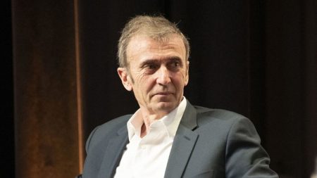 Nomination du Premier ministre : le pays risque l’arrêt pendant des mois, selon Ipsos Nomination du Premier ministre : "le pays sera malgré tout à l'arrêt pendant de nombreux mois", craint le directeur général délégué d'Ipsos
Après l'échec du gouvernement Barnier, le président de la République a consulté la majorité des groupes à l'Assemble nationale, excepté LFI et le RN, assurant rechercher un Premier ministre capable de tenir jusqu'en 2027. Pour Brice Teinturier, directeur général délégué de l'Institut Ipsos, le chef de l'État joue sa dernière carte.