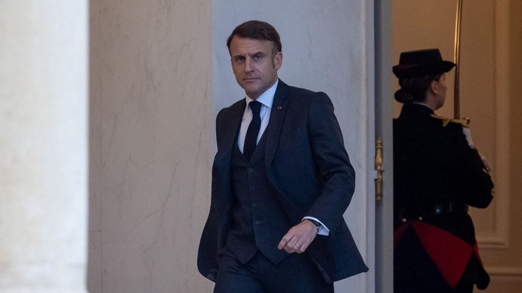 Pour quelles raisons la nomination du nouveau Premier ministre prend plus de temps que prévu ?

          La nomination du nouveau Premier ministre, doit sauf nouveau rebondissement, être annoncée vendredi dans la matinée. Elle était pourtant espérée pour la veille au soir. Si la date se précise, rien ne fuite en revanche sur l'identité du futur locataire de Matignon.
