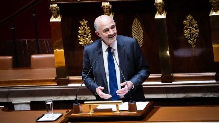 Nouveau gouvernement : "Il faut trouver une situation plus solide" que celle de Michel Barnier, exhorte Pierre Moscovici