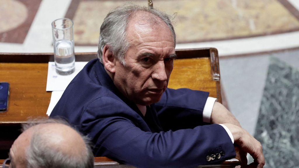 Le nouveau Premier ministre François Bayrou a-t-il le droit de rester maire de Pau ?