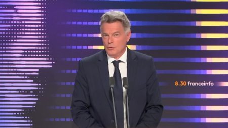 Présidentielle : Jean-Luc Mélenchon "a un nombril qui monte jusqu'au cerveau" et "il ne voit plus le ciel", selon Fabien Roussel