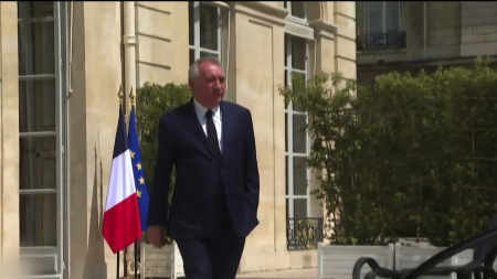 Eurozapping : les réactions en Europe à la nomination de François Bayrou au poste de Premier ministre