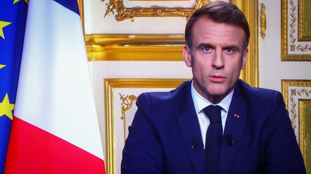 "Ça va mal se terminer", "insupportable mépris", "il doit partir"... Les réactions politiques après l'allocution d'Emmanuel Macron