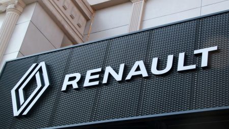Renault : rappel pour 15 000 R5 et Alpine 290 à cause d’une panne de démarrage :
le dernier publié
Pour faire face à la concurrence, le groupe Renault augmente les heures de travail de ses cadres
Un accord social vient d’être signé chez le constructeur français et prévoit une augmentation des heures de travail pour les cadres. Il s’agit de pouvoir répondre aux défis auxquels est confronté le secteur automobile, fragilisée par les voitures électriques chinoises et l'Americain Tesla.
Diffusé le 20/12
2min