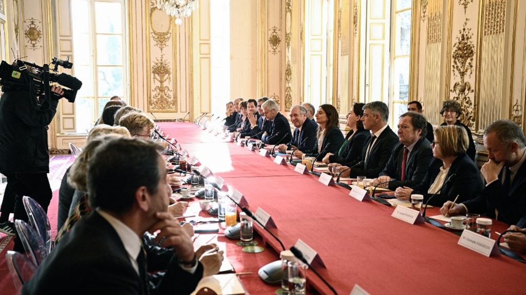 Rouvrir le dossier du départ à la retraite à 64 ans, une mesure politiquement habile, mais économiquement risquée

          Véritable rupture avec ses prédécesseurs à Matignon, Gabriel Attal, Élisabeth Borne, et même Michel Barnier, aucun, jamais, n’a laissé la moindre possibilité de remettre en cause l’âge de départ à la retraite à 64 ans.