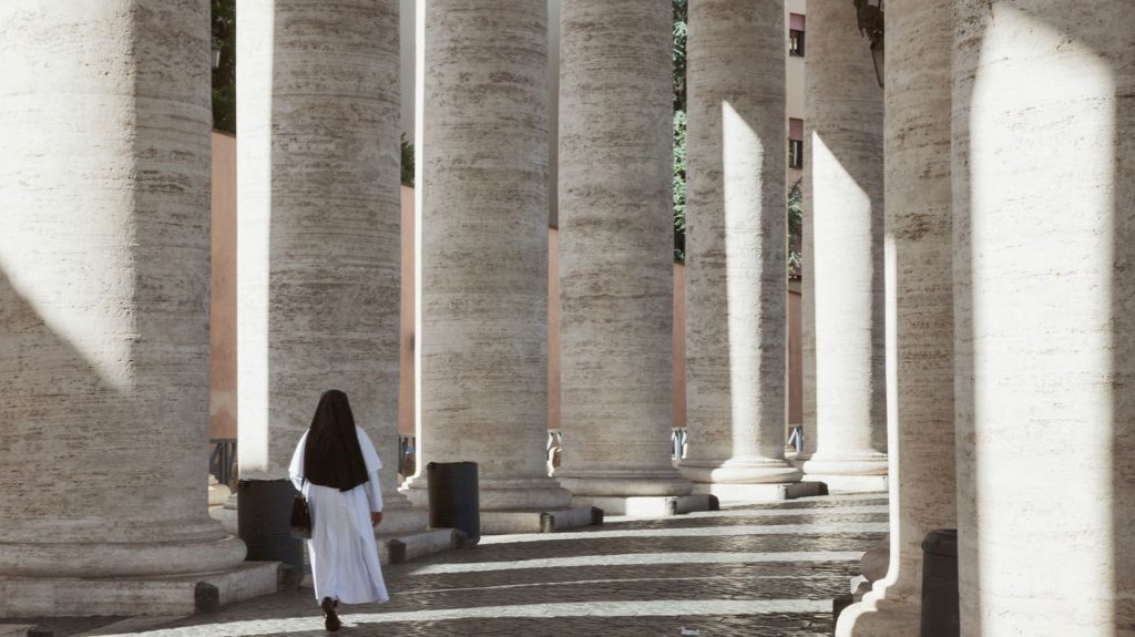 :
    le dernier publié



  

    
      
    
    
    "Sœur 'Ndrangheta" : une religieuse italienne soupçonnée d'avoir "pactisé" avec la mafia calabraise

          L'affaire a fait le tour de l'Italie, au point que la presse italienne la surnomme désormais "Sœur 'Ndrangheta", du nom de la mafia calabraise avec laquelle elle aurait collaboré. Assignée à résidence, la religieuse attend toujours son procès.
    
    
          Diffusé le 10/12