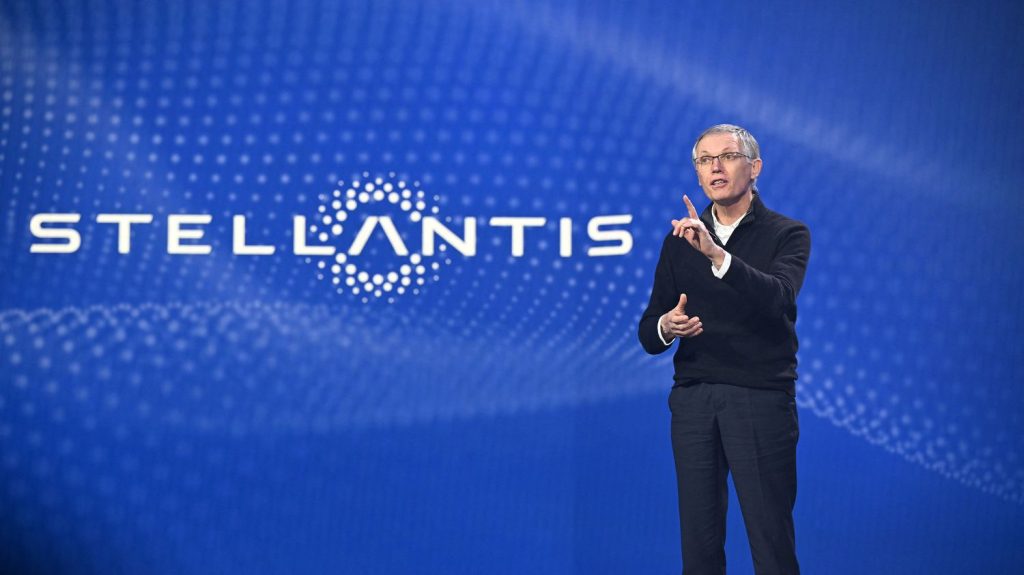 :
    le dernier publié



  

    
      
    
    
    Écarté par Stellantis, Carlos Tavares part avec un bonus chiffré en dizaines de millions d'euros

          Le groupe automobile Stellantis a annoncé, dimanche , la démission "avec effet immédiat" de son patron emblématique Carlos Tavares.Jugeant qu'il n'a pas complètement démérité, le conseil d'administration ne s'est donc pas opposé à un départ avec une indemnité élevée.
    
    
          Diffusé le 02/12