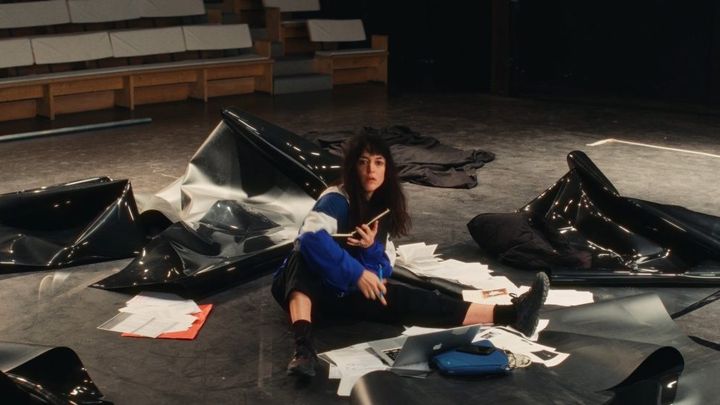 Vimala Pons dans le rôle de la metteuse en scène dans 'Le Beau Rôle' de Victor Rodenbach